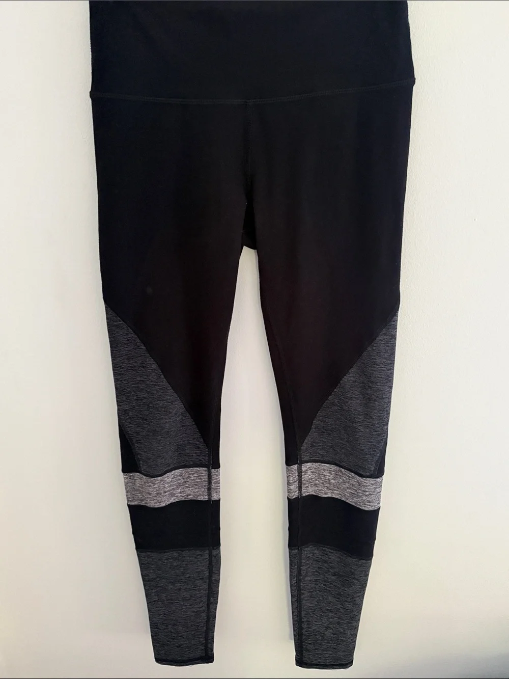 ALO Yoga Black Leggings with Gray Contrast Panels